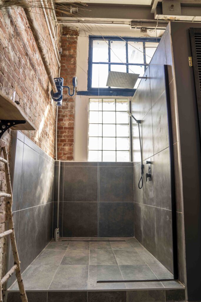 Dusche und Interieur des Studio 02 - Brixx Loftstudio