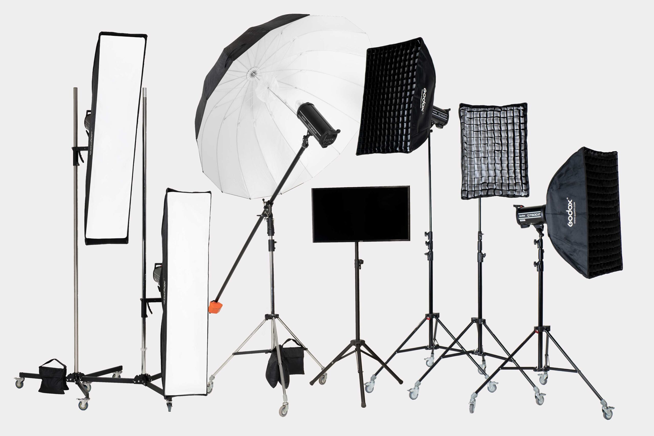 Professionelles Lichtequipment mit Softboxen und Reflektoren im Brixx Loftstudio