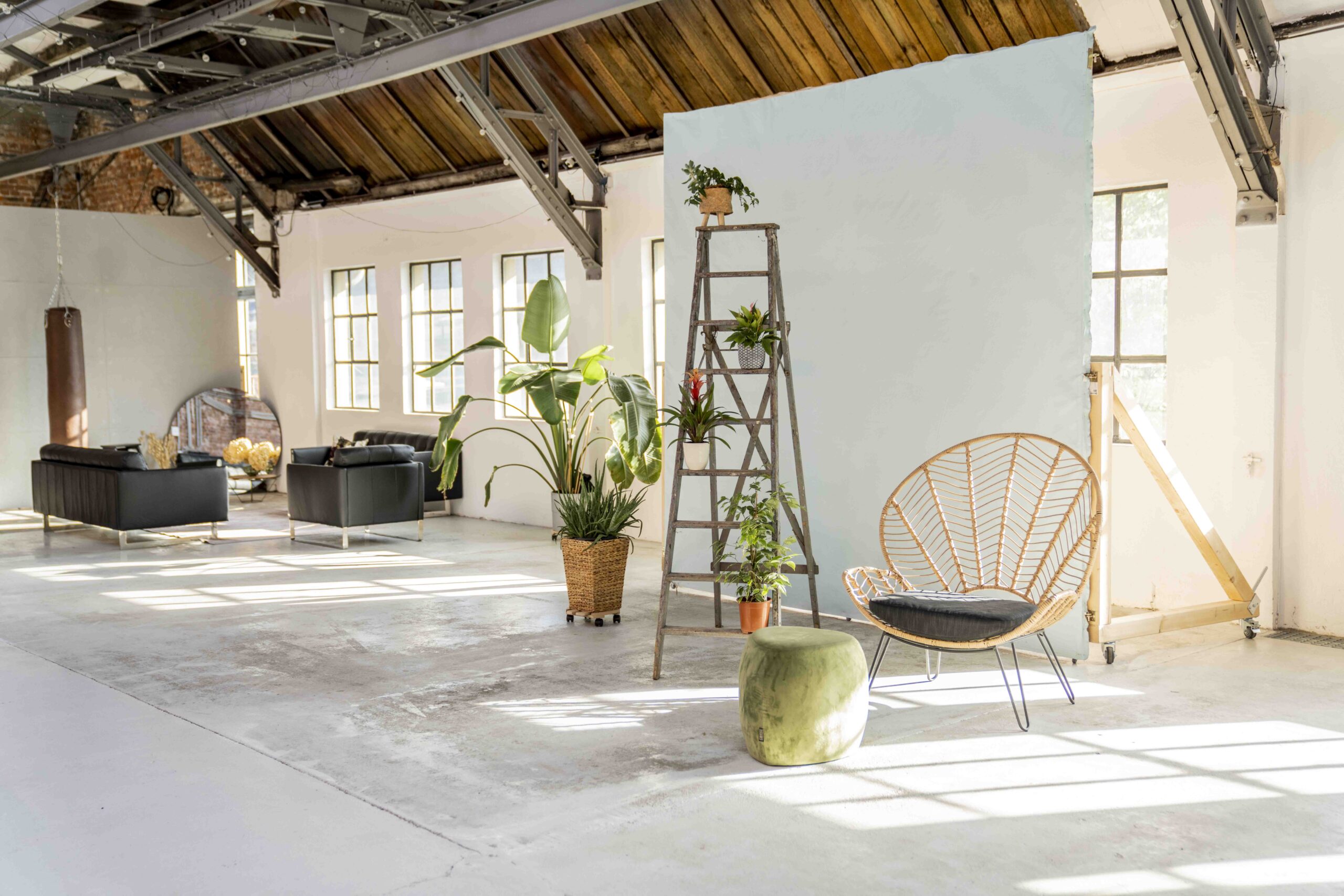 Studio 1 mit Tageslicht und Setdesign im Fotostudio Hannover