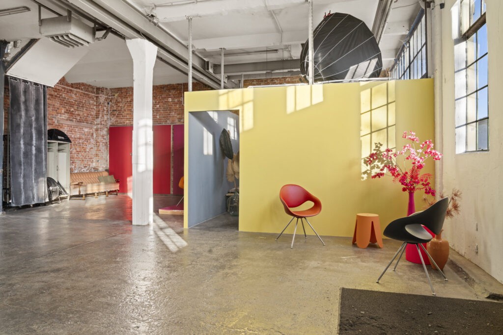 Studio 2 bei Tageslicht mit bunten Wänden im Fotostudio Hannover
