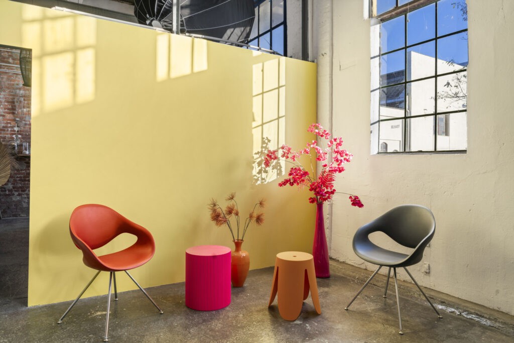Studio 2 mit Tageslicht und bunten Props im Brixx Loftstudio Hannover