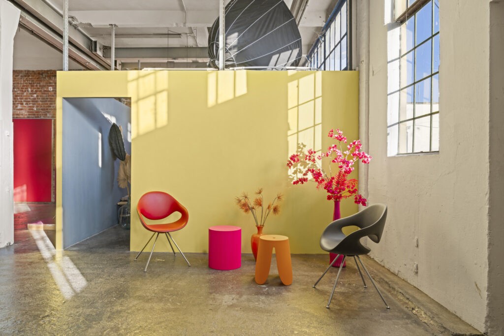 Studio 2 mit Tageslicht mit bunten Props