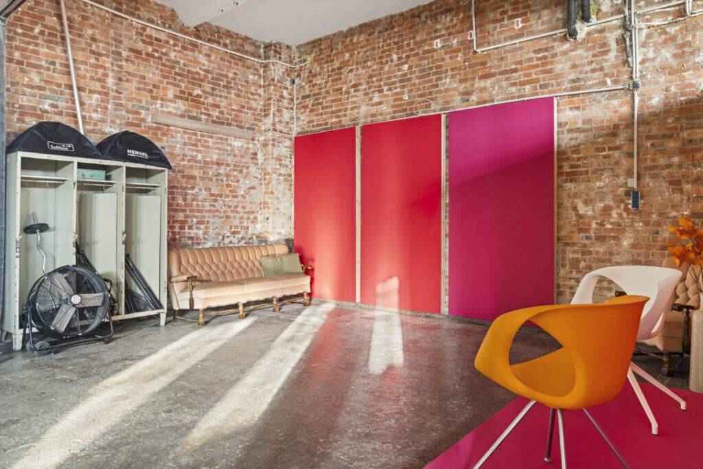 Studio 2 mit Metallspint und Designerstuehlen im Brixx Loftstudio