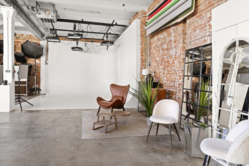 Studio 2 Hohlkehle mit Möbeln und Hintergrundsystem im Mietstudio Hannover