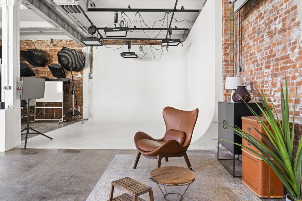 Studio 2 mit Hohlkehle, Softboxen und Deckenrigg im Mietstudio Hannover