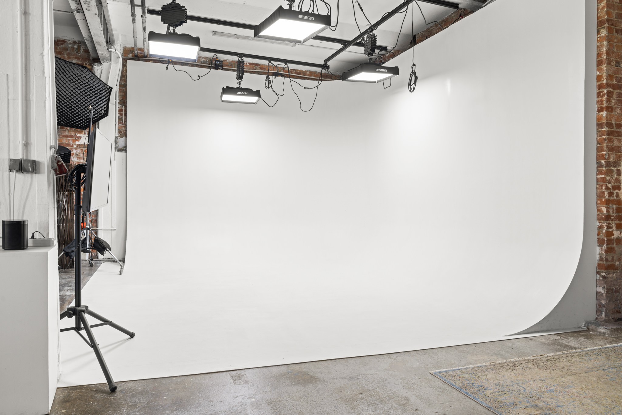 Weiße Hohlkehle mit Dauerlicht-Setup im Brixx Loftstudio Hannover