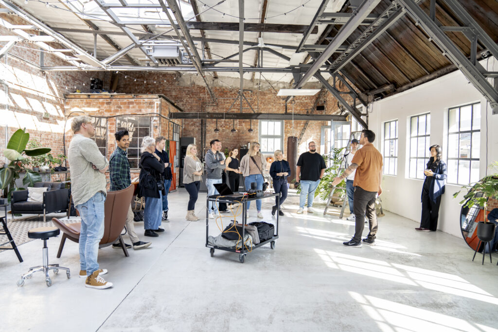 Workshop-Runde im Tageslichtstudio
