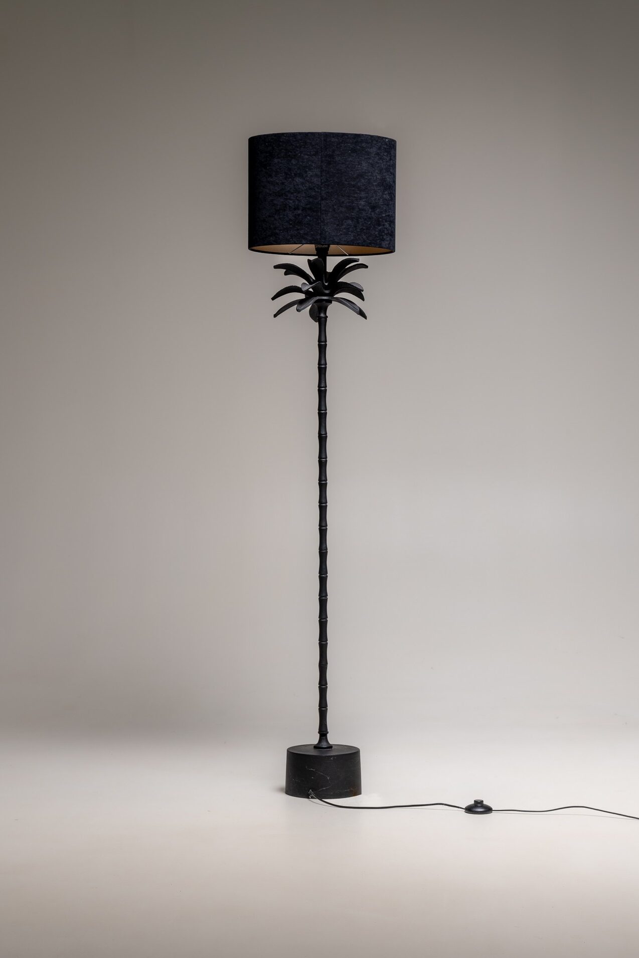 Scharze Lampe freigstellt im Studio