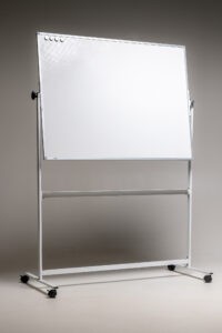 Mobile Whiteboard-Tafel auf Rollen freigestellt vor neutralem Hintergrund