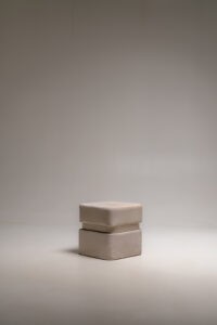 Polsterwürfel in Beige freigestellt im Studio