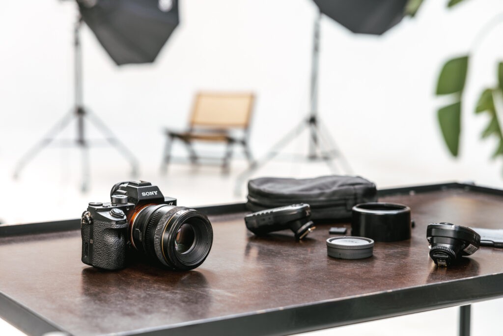 Kamera-Equipment und Zubehoer bereit fuer ein Shooting im Fotostudio Hannover