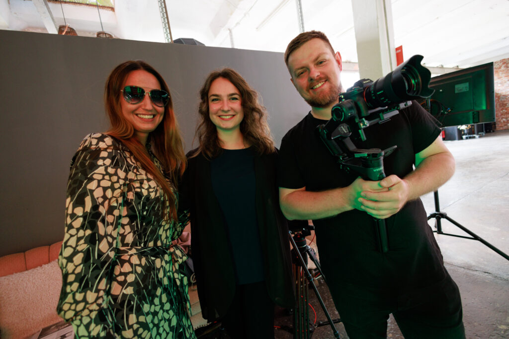 Videoteam mit Gimbal-Kamera hinter den Kulissen einer Produktion im Filmstudio Hannover