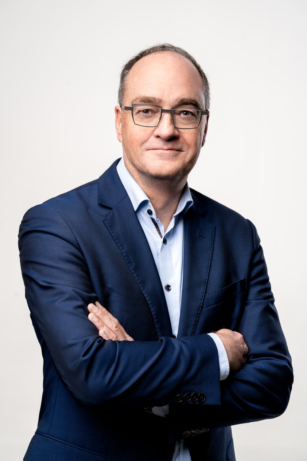 Business-Porträt eines Mannes im Anzug mit verschränkten Armen, Shino Photography Hannover