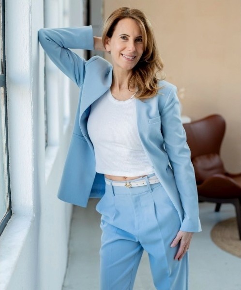Pola Day Hannover: Model im hellblauen Anzug am Fenster im Brixx Loftstudio
